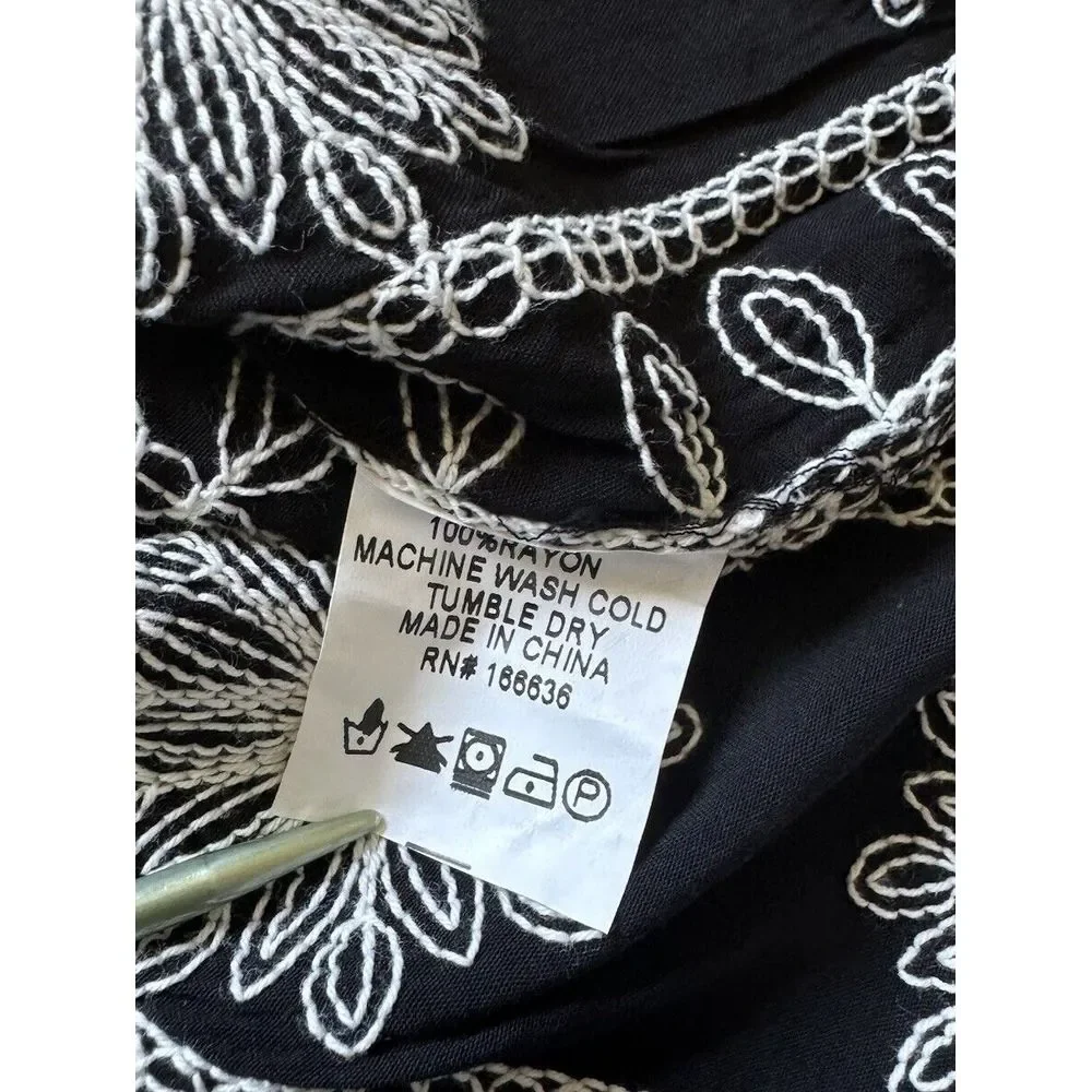 Kindred Women's Sz M Black White Scalloped Crochet‎ Embroidered Floral Top